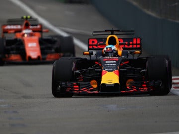 Ricciardo, sobre el trazado de Singapur con Vandoorne por detrás