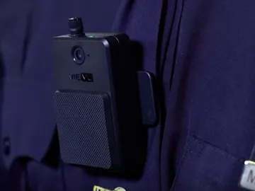 Cámara corporal en un agente del NYPD Cámara corporal en un agente del NYPD