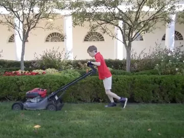 Un niño de 11 años cumple el sueño de segar el césped de la Casa Blanca Un niño de 11 años cumple el sueño de segar el césped de la Casa Blanca
