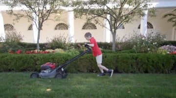 Un niño de 11 años cumple el sueño de segar el césped de la Casa Blanca