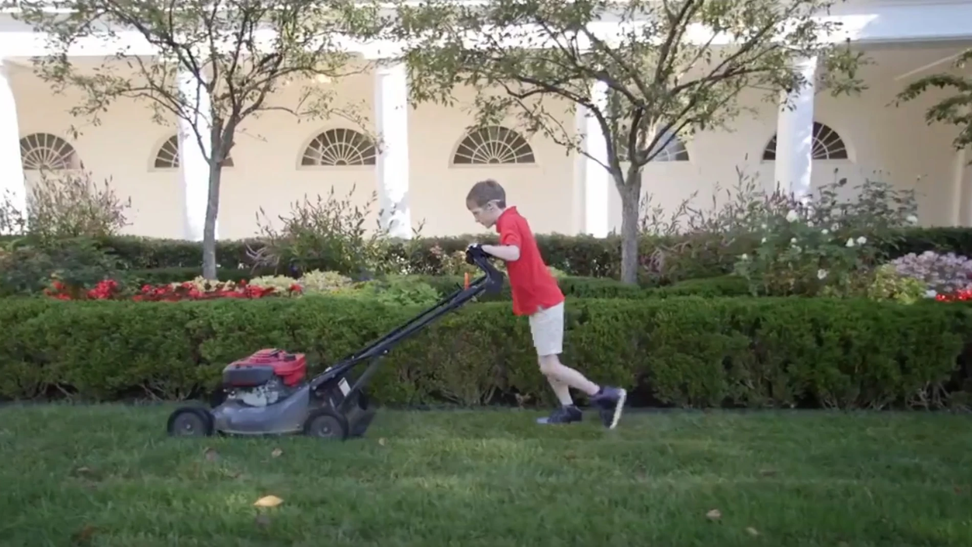 Un niño de 11 años cumple el sueño de segar el césped de la Casa Blanca Un niño de 11 años cumple el sueño de segar el césped de la Casa Blanca