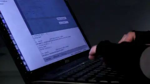 archivo Las mafias se aprovechan de las grandes tragedias para estafar por Internet