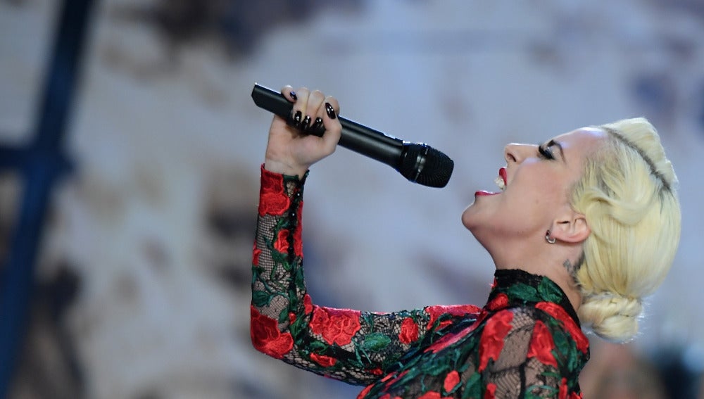 Lady Gaga durante su actuación en el desfile de Victoria's Secret Fashion Show 2016