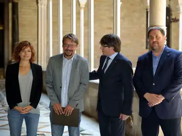 Puigdemont Y Junqueras, con el coordinador general de Catalunya en Comú, Xavier Domènech, y la portavoz y coordinadora de Comunicación de los 'comunes', Elisenda Alamany Puigdemont Y Junqueras, con el coordinador general de Catalunya en Comú, Xavier Domènech, y la portavoz y coordinadora de Comunicación de los 'comunes', Elisenda Alamany