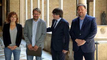 Puigdemont Y Junqueras, con el coordinador general de Catalunya en Comú, Xavier Domènech, y la portavoz y coordinadora de Comunicación de los 'comunes', Elisenda Alamany