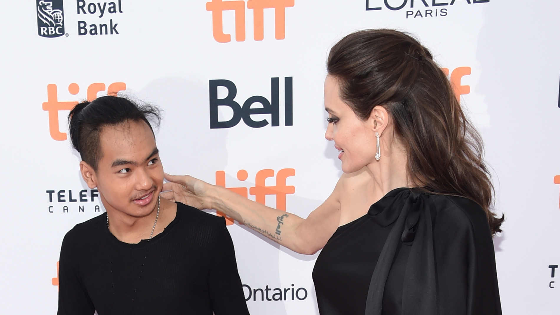 Angelina Jolie con su hijo Maddox