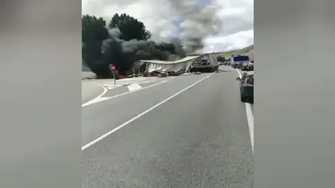 Choque de dos camiones en la Nacional-1 Choque de dos camiones en la Nacional-1