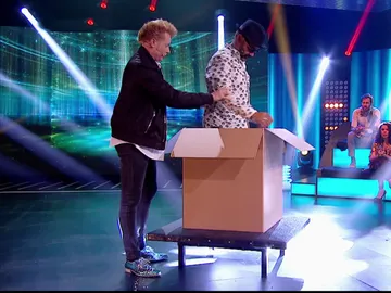 José Corbacho es 'agujereado' por el mago Yunke en uno de sus trucos más arriesgados José Corbacho es 'agujereado' por el mago Yunke en uno de sus trucos más arriesgados