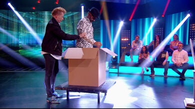 José Corbacho es 'agujereado' por el mago Yunke en uno de sus trucos más arriesgados