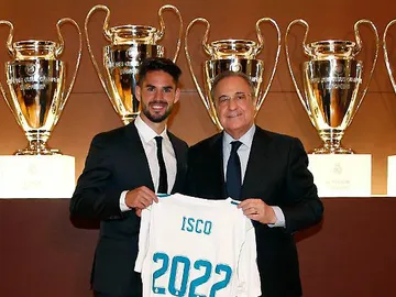 Isco posa con Florentino Pérez en el acto de su renovación Isco posa con Florentino Pérez en el acto de su renovación