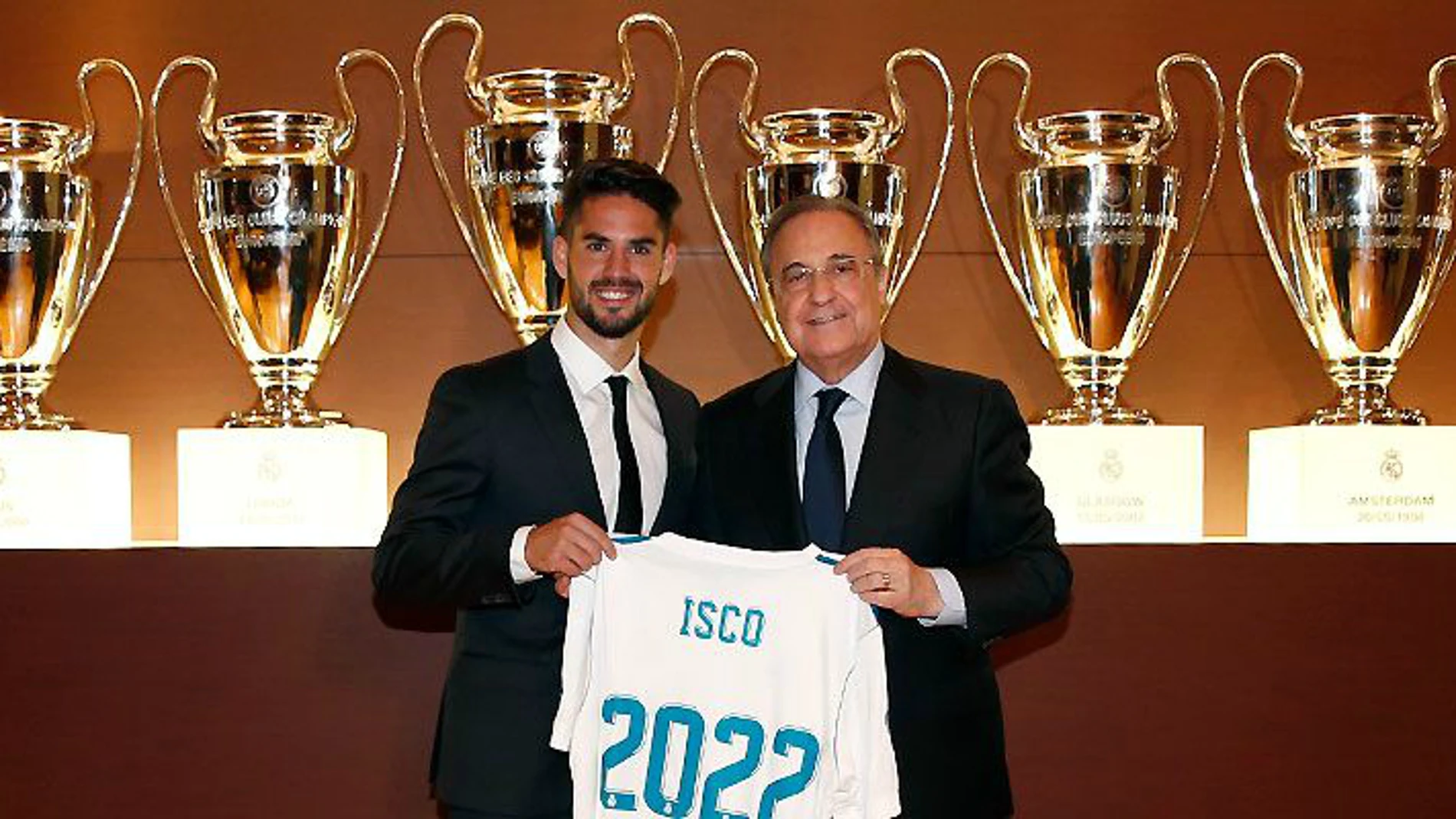 Isco posa con Florentino Pérez en el acto de su renovación Isco posa con Florentino Pérez en el acto de su renovación