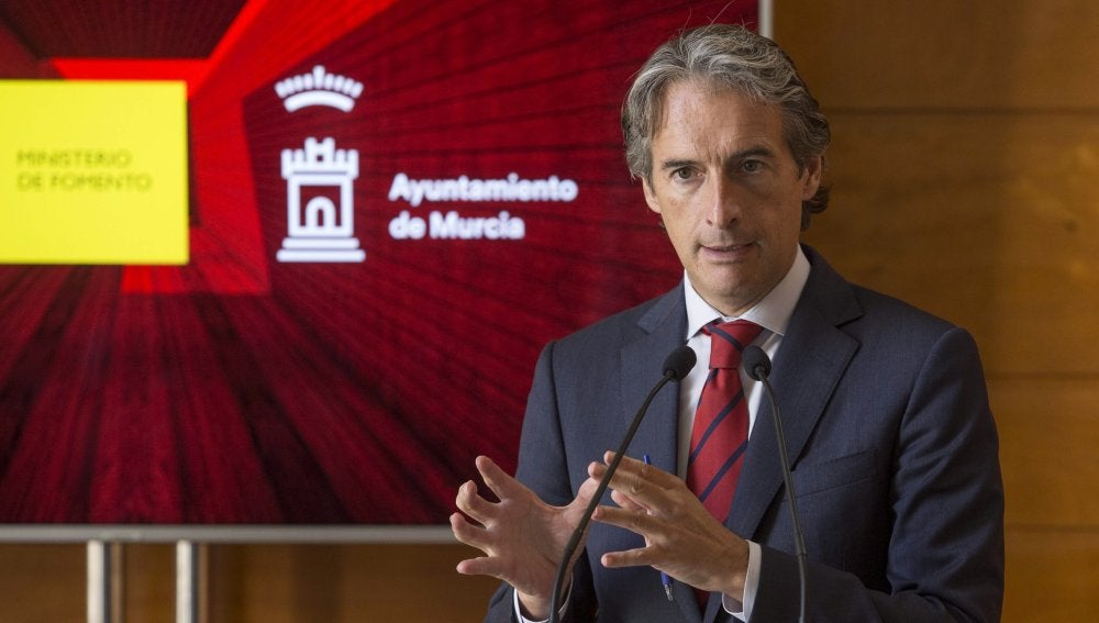 El ministro de Fomento, Iñigo de la Serna, durante la rueda de prensa que ha ofrecido esta mañana en el Ayuntamiento de Murcia, tras la visita a las obras del trazado del AVE entre Alicante y Murcia