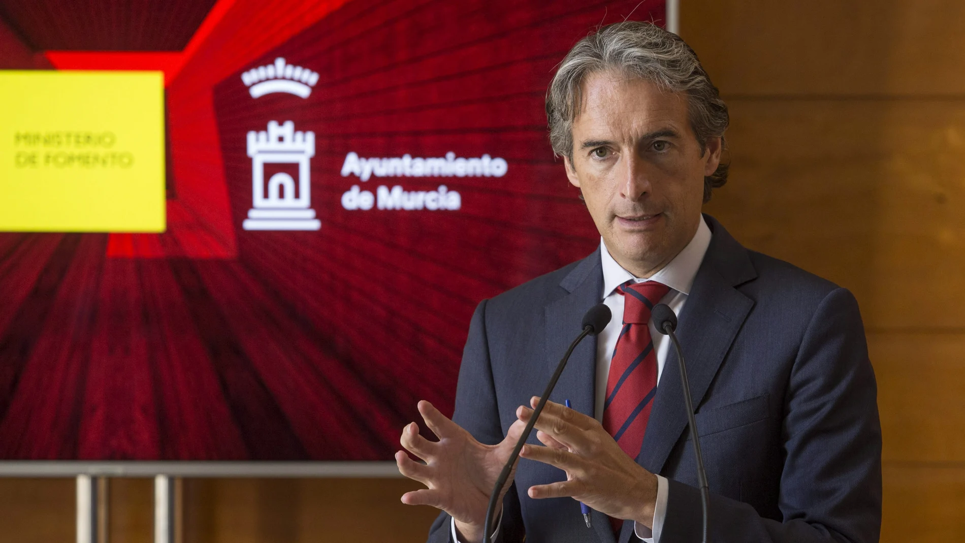 El ministro de Fomento, Iñigo de la Serna, durante la rueda de prensa que ha ofrecido esta mañana en el Ayuntamiento de Murcia, tras la visita a las obras del trazado del AVE entre Alicante y Murcia El ministro de Fomento, Iñigo de la Serna, durante la rueda de prensa que ha ofrecido esta mañana en el Ayuntamiento de Murcia, tras la visita a las obras del trazado del AVE entre Alicante y Murcia