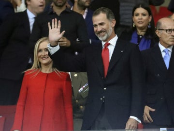 Felipe VI saluda en el Wanda Metropolitano