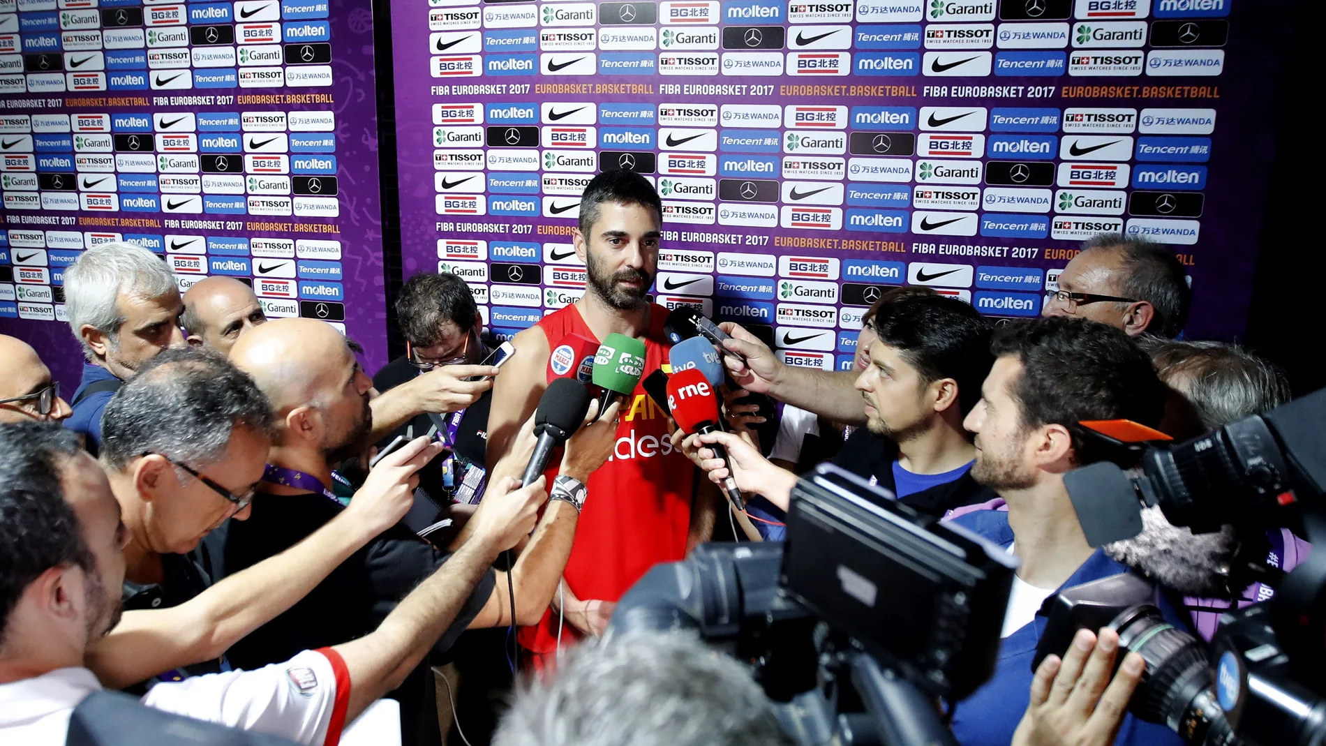 Juan Carlos Navarro habla ante los medios de comunicación Juan Carlos Navarro habla ante los medios de comunicación