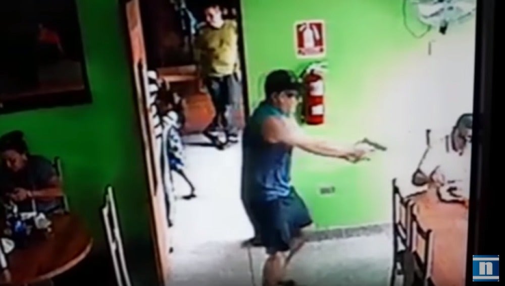 Esta Saliendo Con Un Mafioso Un sicario aparta a una niña antes de tirotear a un líder mafioso en un