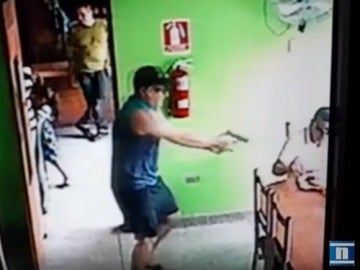 Un hombre dispara contra otro en un restaurante