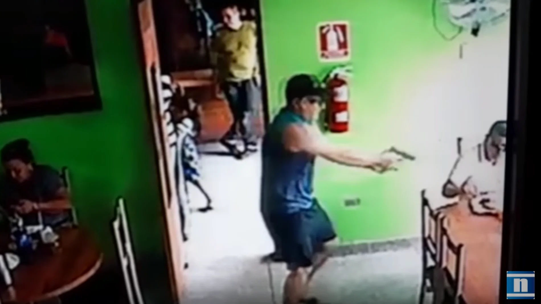 Un hombre dispara contra otro en un restaurante Un hombre dispara contra otro en un restaurante