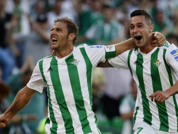 Joaquín celebra un gol con Sergio León