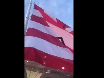 El fallido izado de la bandera del Atlético en el Wanda El fallido izado de la bandera del Atlético en el Wanda