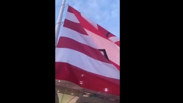 El fallido izado de la bandera del Atlético en el Wanda