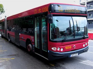 Uno de los autobuses que circulan por Sevilla Uno de los autobuses que circulan por Sevilla