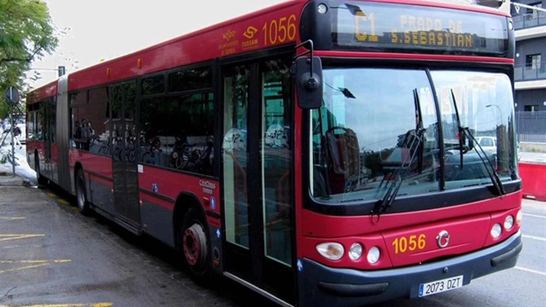 Uno de los autobuses que circulan por Sevilla Uno de los autobuses que circulan por Sevilla