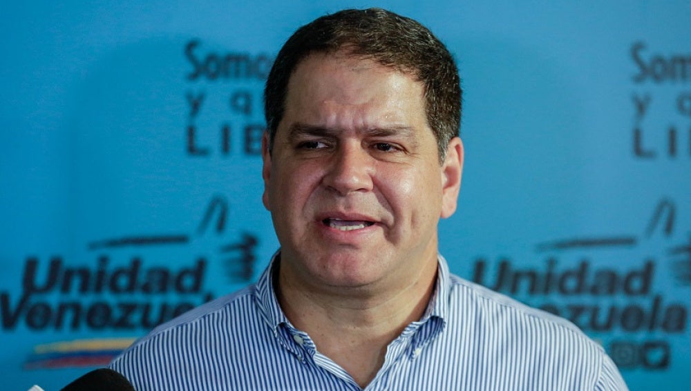 El diputado Luis Florido habla en una rueda de prensa en Caracas, Venezuela