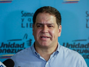 El diputado Luis Florido habla en una rueda de prensa en Caracas, Venezuela