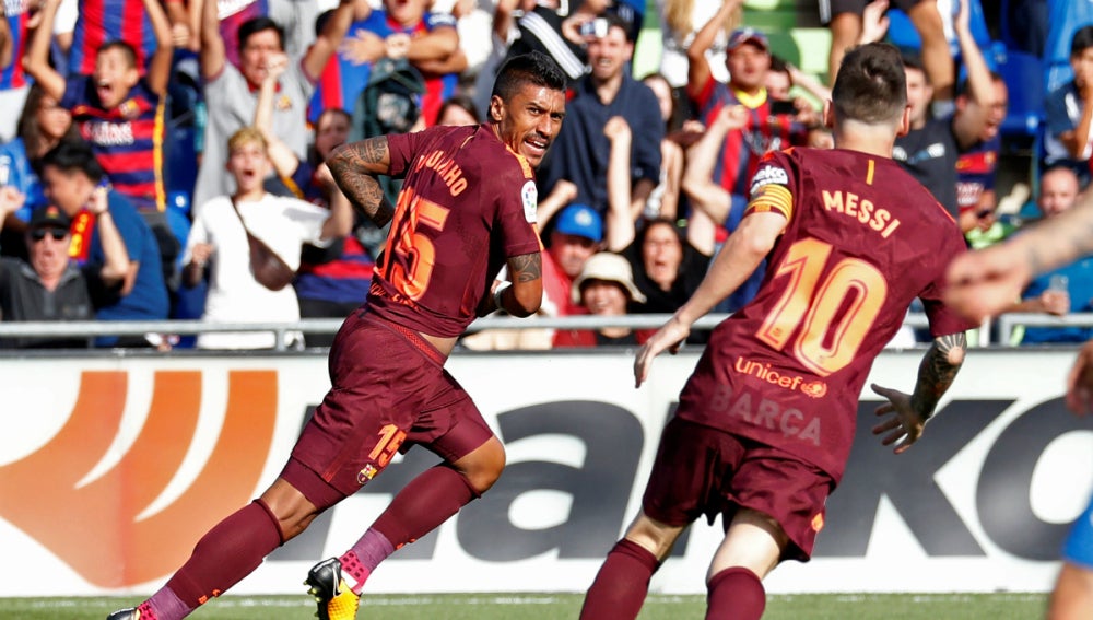 Paulinho celebra un gol con Messi