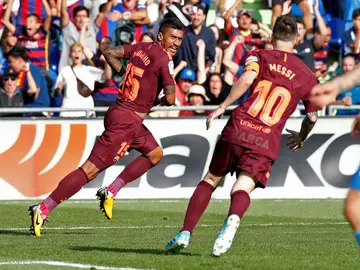 Paulinho celebra un gol con Messi Paulinho celebra un gol con Messi