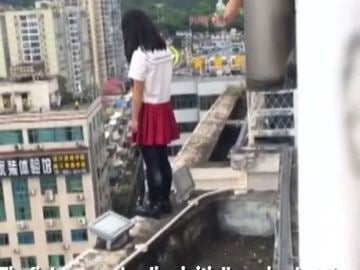 Estudiante se sube al ultimo piso para suicidarse
