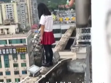 Estudiante se sube al ultimo piso para suicidarse Estudiante se sube al ultimo piso para suicidarse