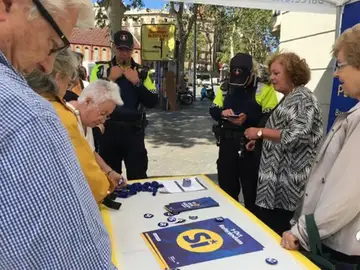 La Guardia Urbana incauta al PDeCat de Barcelona propaganda a favor del referéndum La Guardia Urbana incauta al PDeCat de Barcelona propaganda a favor del referéndum
