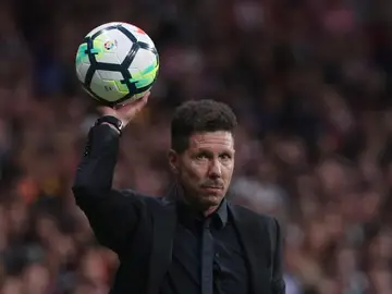 Simeone, con el balón en el partido del Atlético de Madrid Simeone, con el balón en el partido del Atlético de Madrid