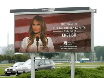 Cartel de Melania Trump como reclamo para aprender inglés Cartel de Melania Trump como reclamo para aprender inglés