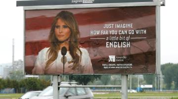 Cartel de Melania Trump como reclamo para aprender inglés