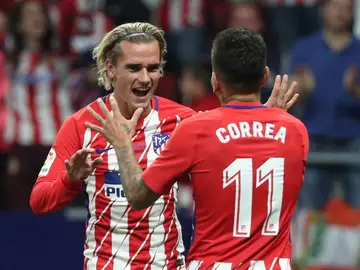 Griezmann y Correa celebran el gol del Atlético de Madrid Griezmann y Correa celebran el gol del Atlético de Madrid