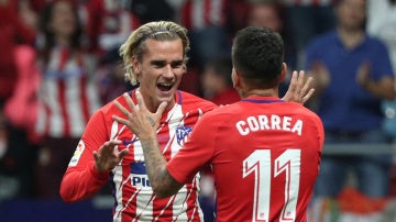 Griezmann y Correa celebran el gol del Atlético de Madrid