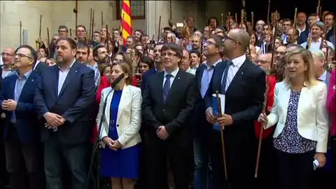 Los alcaldes catalanes apoyan a Puigdemont Los alcaldes catalanes apoyan a Puigdemont