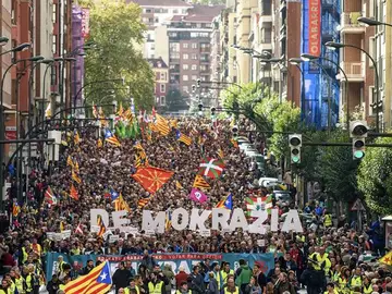 Manifestación en Bilbao convocada por la organización soberanista Gure Esku Dago en apoyo al referéndum catalán Manifestación en Bilbao convocada por la organización soberanista Gure Esku Dago en apoyo al referéndum catalán