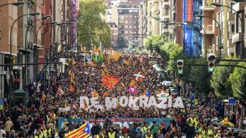  Manifestación en Bilbao convocada por la organización soberanista Gure Esku Dago en apoyo al referéndum catalán