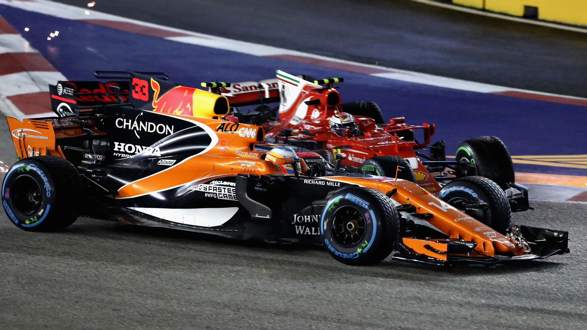 Fernando Alonso, embestido en la accidentada salida de Singapur