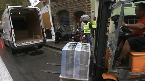 La Guardia Civil interviniendo carteles de publicidad del referéndum La Guardia Civil interviniendo carteles de publicidad del referéndum