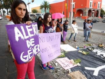 Decenas de personas participan en una manifestación, en rechazo al asesinato de una joven en el estado de Puebla (México)