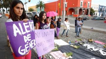 Decenas de personas participan en una manifestación, en rechazo al asesinato de una joven en el estado de Puebla (México)