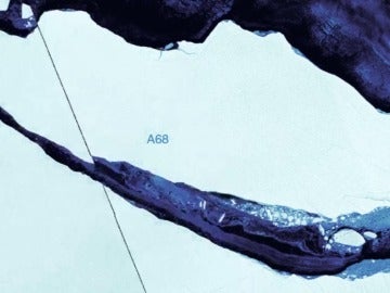 Una imagen compuesta del iceberg A68 mostrando que se dirige hacia el océano
