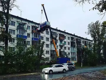Utilizaron una grúa para subir la furgoneta Utilizaron una grúa para subir la furgoneta