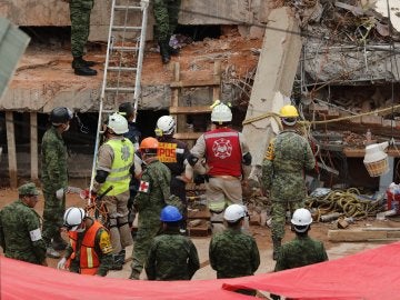 Un malagueño permanece atrapado bajo los escombros de un inmueble derrumbado en México