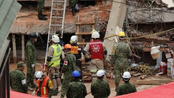 Un malagueño permanece atrapado bajo los escombros de un inmueble derrumbado en México